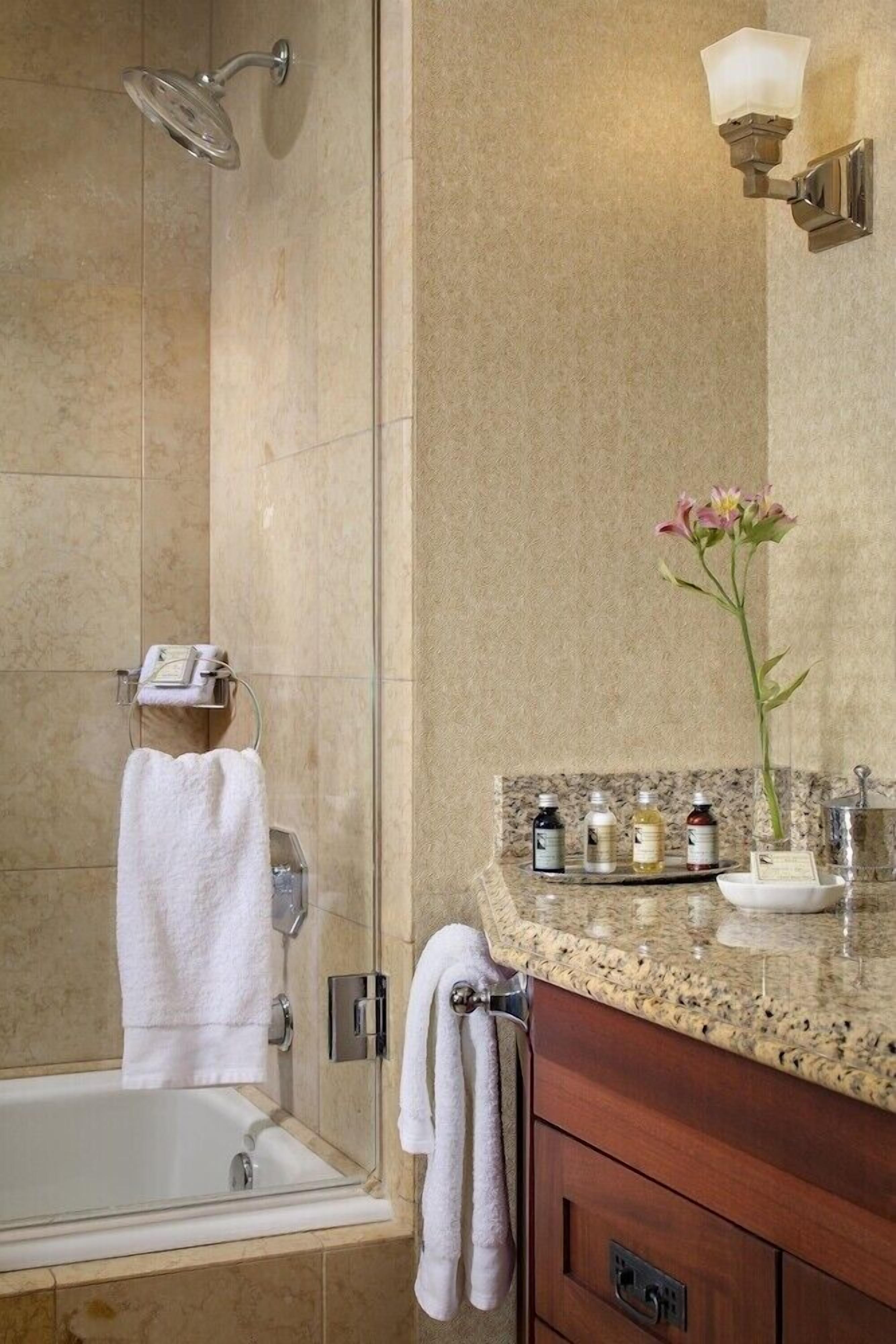 Badezimmer | Kostenlose Toilettenartikel, Haartrockner, Bademäntel, Hausschuhe