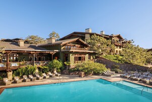 室外游泳池，池畔遮阳伞