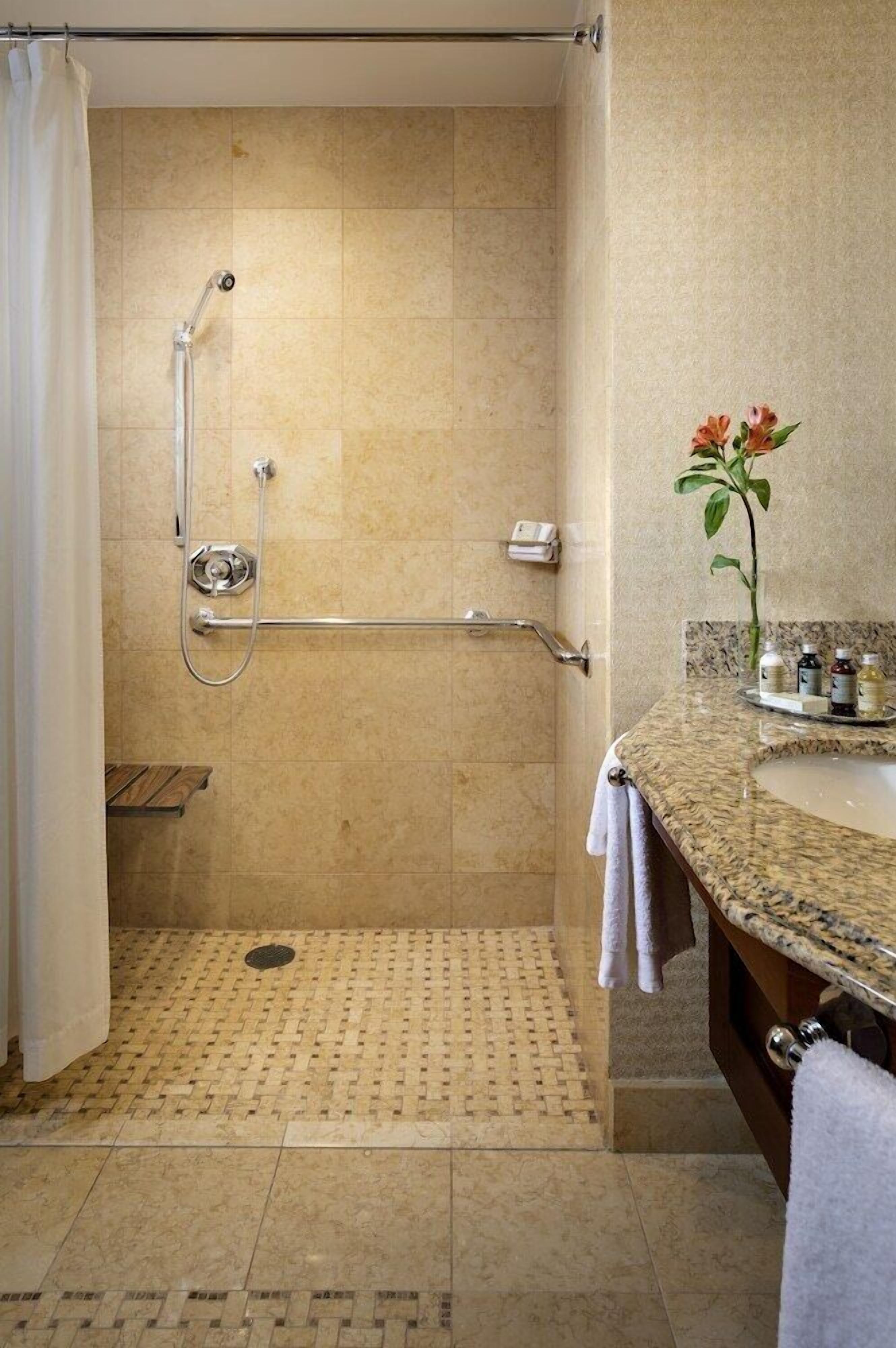 Badezimmer | Kostenlose Toilettenartikel, Haartrockner, Bademäntel, Hausschuhe
