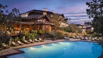 Una piscina al aire libre, sombrillas