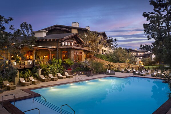 Una piscina al aire libre, sombrillas