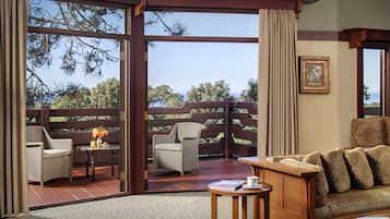 Suite (Blacker) | Egyptian cotton sheets, minibar, in-room safe, desk