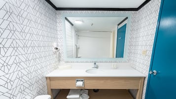 One King Standard | Bathroom | Combined shower/bathtub, free toiletries, hair dryer, towels
