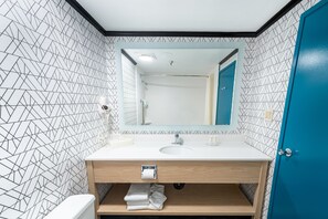 Chambre standard, trĂšs grand lit | Salle de bain | Ensemble baignoire-douche, articles de toilette (gratuits)