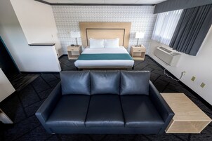 Hypo-allergenic bedding, in-room safe, desk, blackout drapes