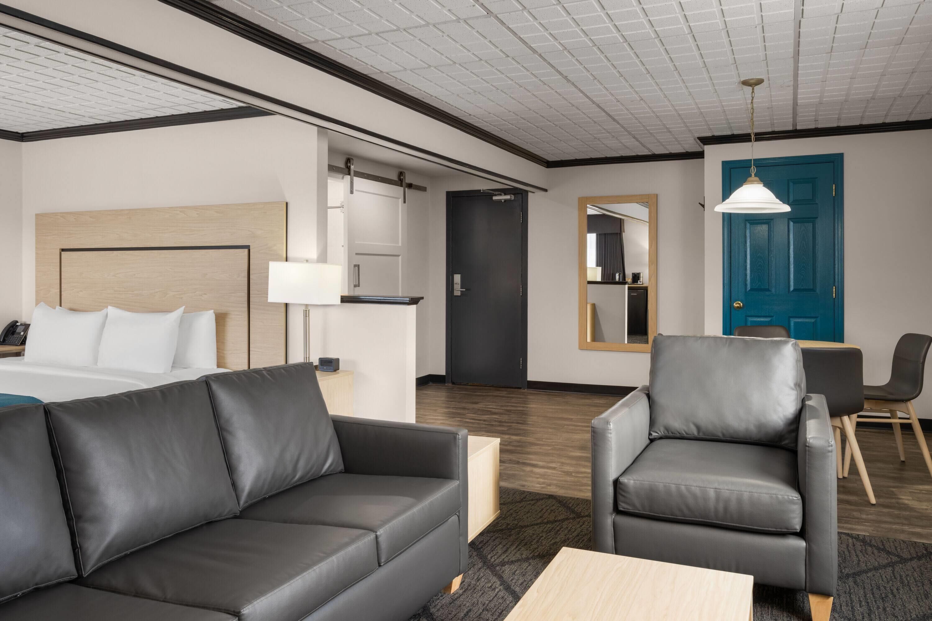 Studio Suite, 1 King Bed with Sofa bed, Non Smoking | Hypo-allergenic bedding, in-room safe, desk, blackout drapes