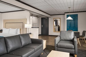 스튜디오 스위트, 킹사이즈침대 1개 및 소파베드, 금연 | 저자극성 침구, 객실 내 금고, 책상, 암막 커튼