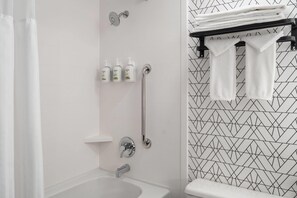 Combined shower/tub, free toiletries, hair dryer, towels - Sternwheeler Hotel & Conference Centre, Trademark by Wyndham (Whitehorse)