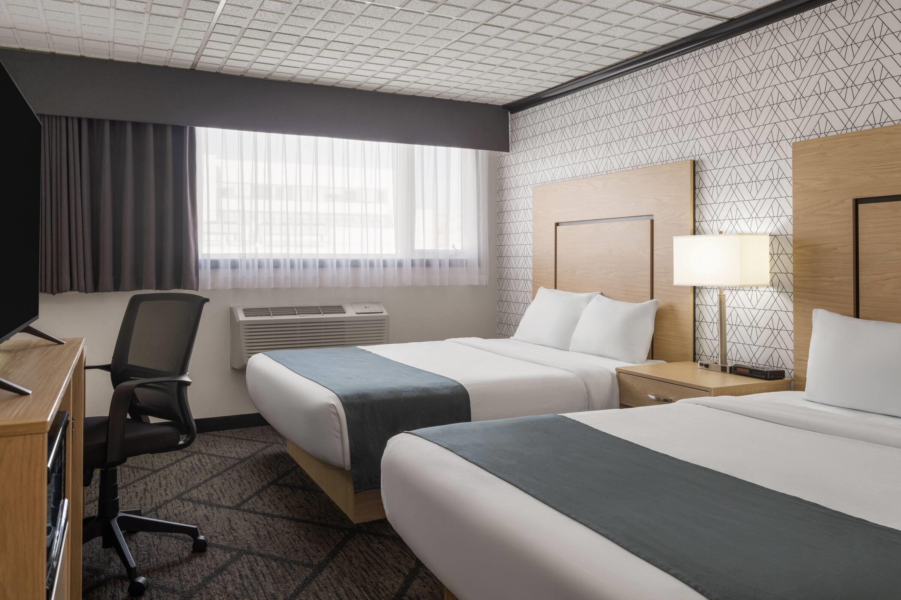 Rum - 2 queensize-sängar - icke-rökare | Allergitestade sängkläder, värdeförvaringsskåp på rummet och skrivbord