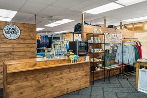 Gift shop - Sternwheeler Hotel & Conference Centre, Trademark by Wyndham (Whitehorse)