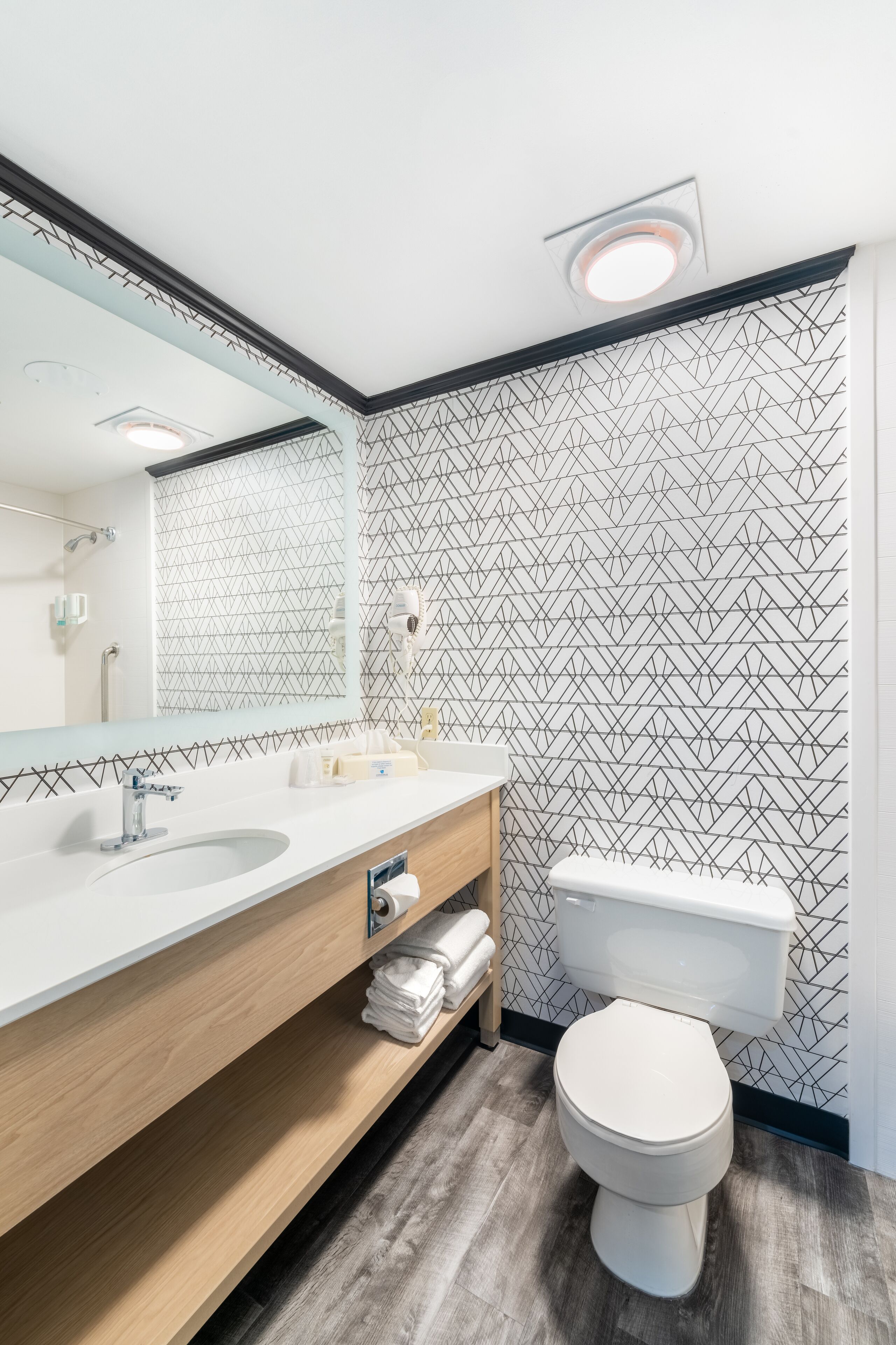 Combined shower/bathtub, free toiletries, hair dryer, towels
