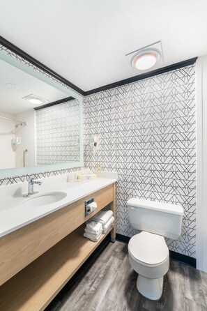 Ensemble douche/baignoire, articles de toilette gratuits, sèche-cheveux