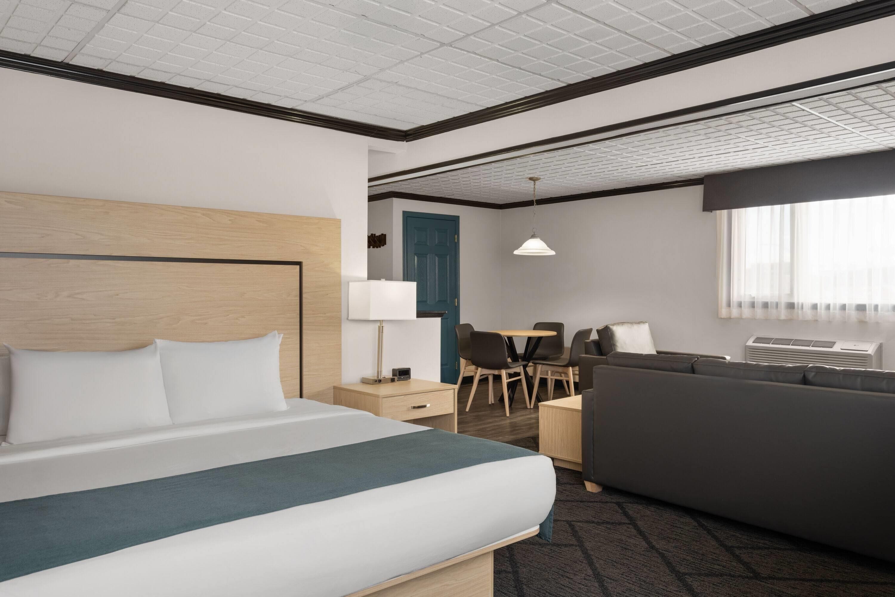 Studiosvit - 1 kingsize-säng med bäddsoffa - icke-rökare | Allergitestade sängkläder, värdeförvaringsskåp på rummet och skrivbord