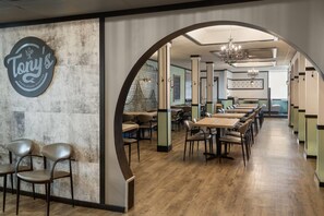 Breakfast, lunch and dinner served - Sternwheeler Hotel & Conference Centre, Trademark by Wyndham (Whitehorse)