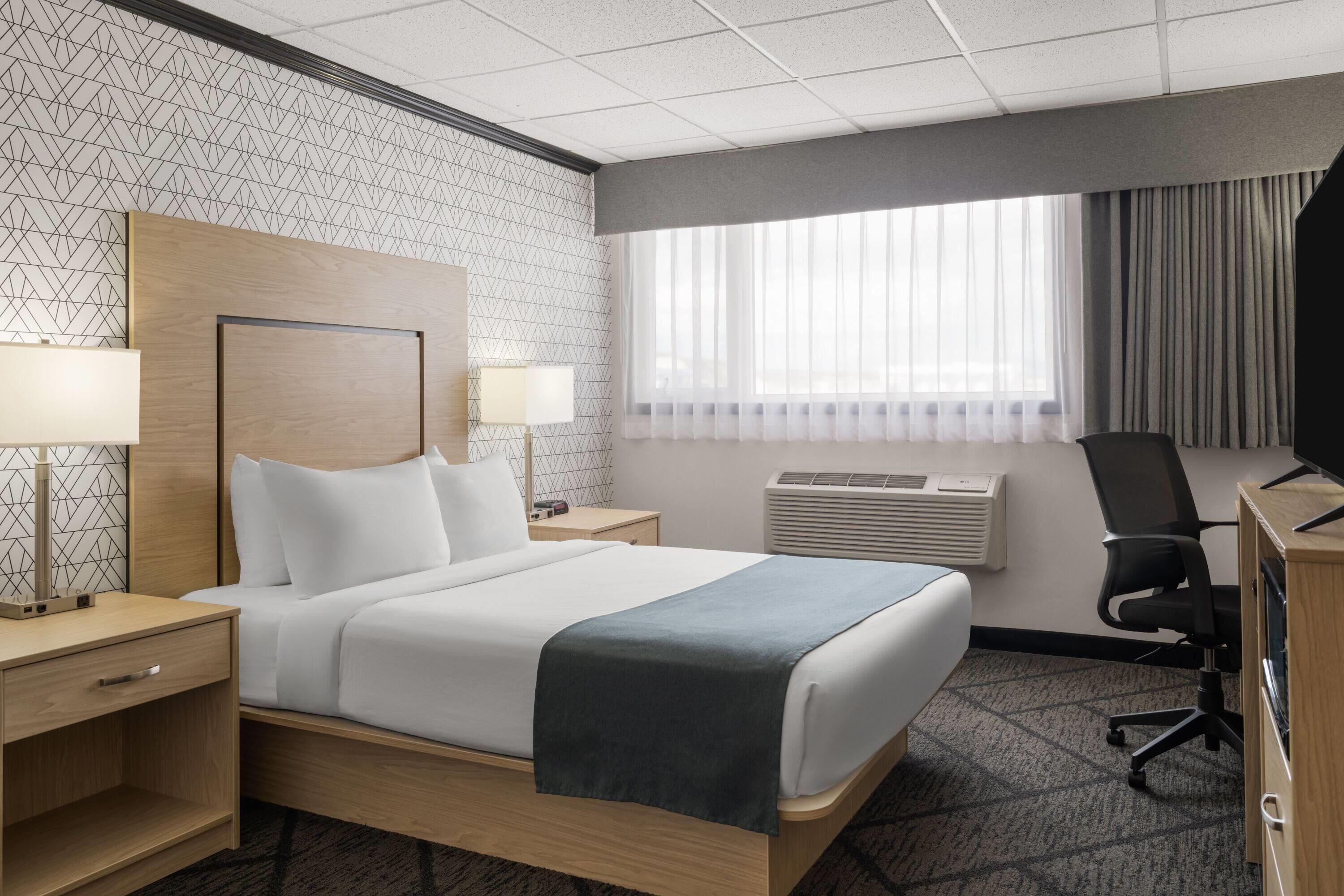 Rum - 1 queensize-säng - icke-rökare | Allergitestade sängkläder, värdeförvaringsskåp på rummet och skrivbord