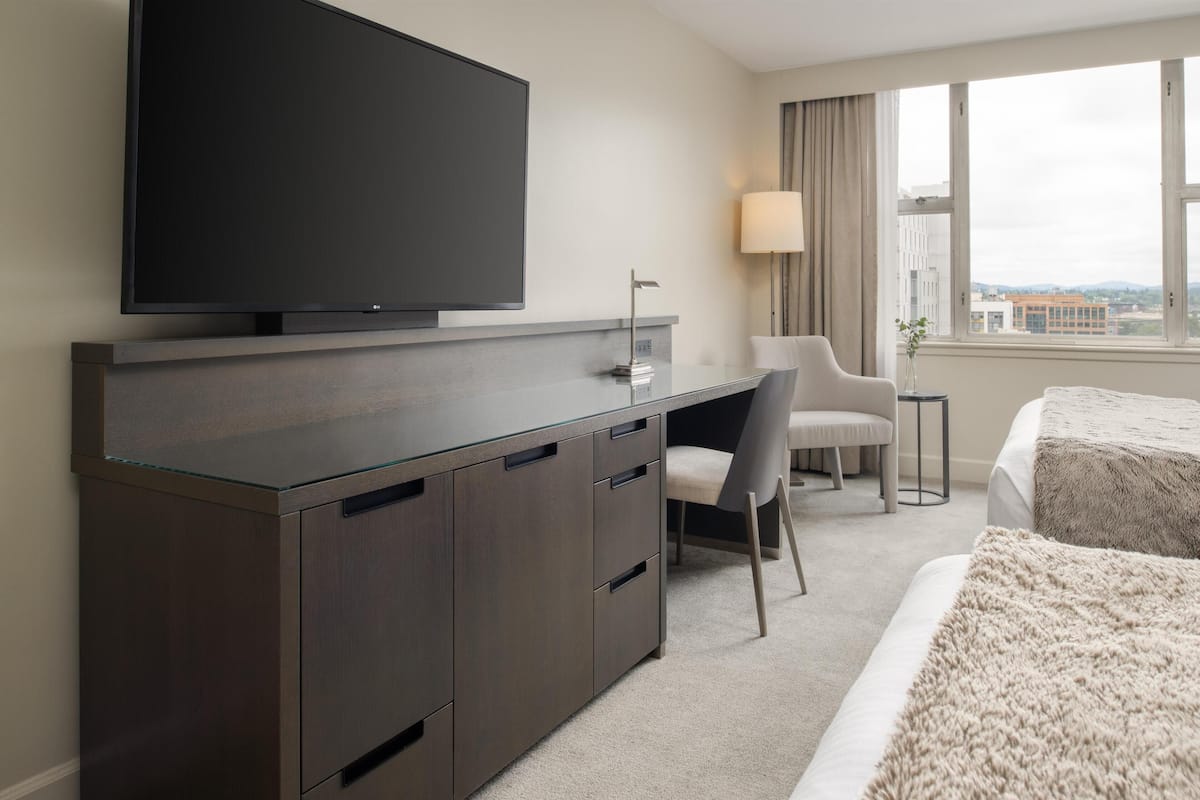 2 Queens Urban View | Egyptian cotton sheets, premium bedding, Tempur-Pedic beds, in-room safe