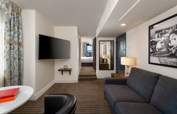 Studio Suite, 1 Queen Bed (Water View) | Egyptian cotton sheets, premium bedding, down comforters, pillowtop beds at Hotel Theodore