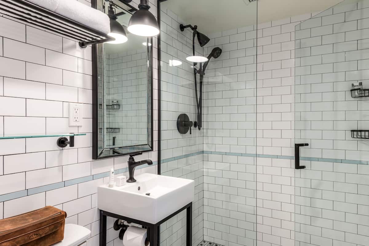 Dusche, Regendusche, Designer-Toilettenartikel, Haartrockner