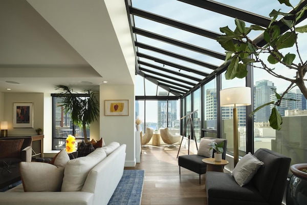 Suite presidencial, 1 habitación | Zona de estar | Televisión de pantalla plana de 50 pulgadas con canales por satélite