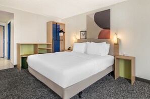 Egyptian cotton sheets, premium bedding, pillow-top beds, in-room safe - Spark by Hilton Seattle Airport (SeaTac)
