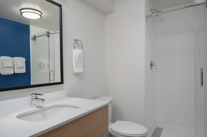 Een bad/douchecombinatie,  milieuvriendelijk toiletgerief