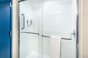 Combined shower/bathtub, eco-friendly toiletries, hair dryer, towels - Spark by Hilton Seattle Airport (SeaTac)