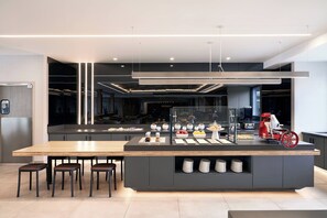 Fridge, coffee/tea maker