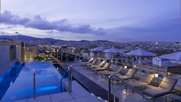 Piscina externa sazonal, espreguiçadeiras