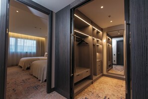 A hotel room with a bed, a walk-in closet, and a mirror. - InterContinental Barcelona by IHG (Barcelona)