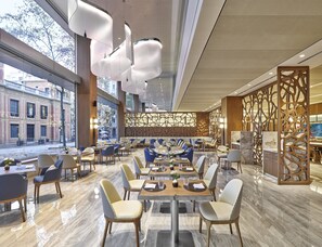 2 restaurants, spécialités Cuisine internationale