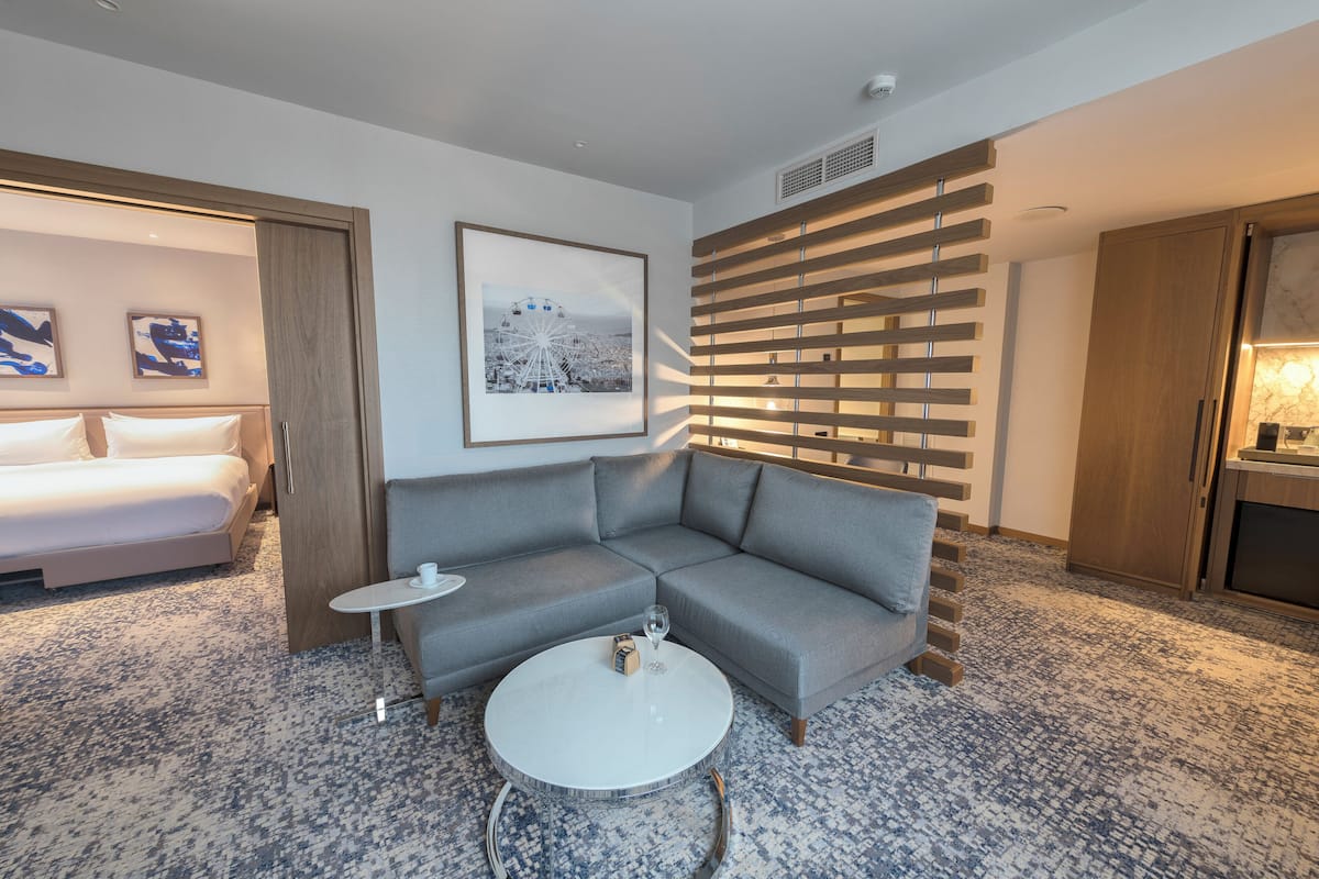 Phòng Suite, 1 phòng ngủ, quyền sử dụng Club Lounge | Bộ trải giường bằng vải cotton Ai Cập, bộ đồ giường cao cấp 