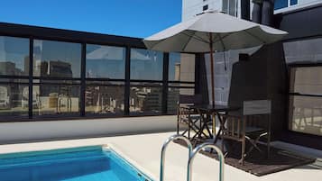 Una piscina al aire libre de temporada