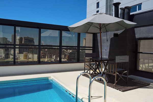 Una piscina al aire libre de temporada