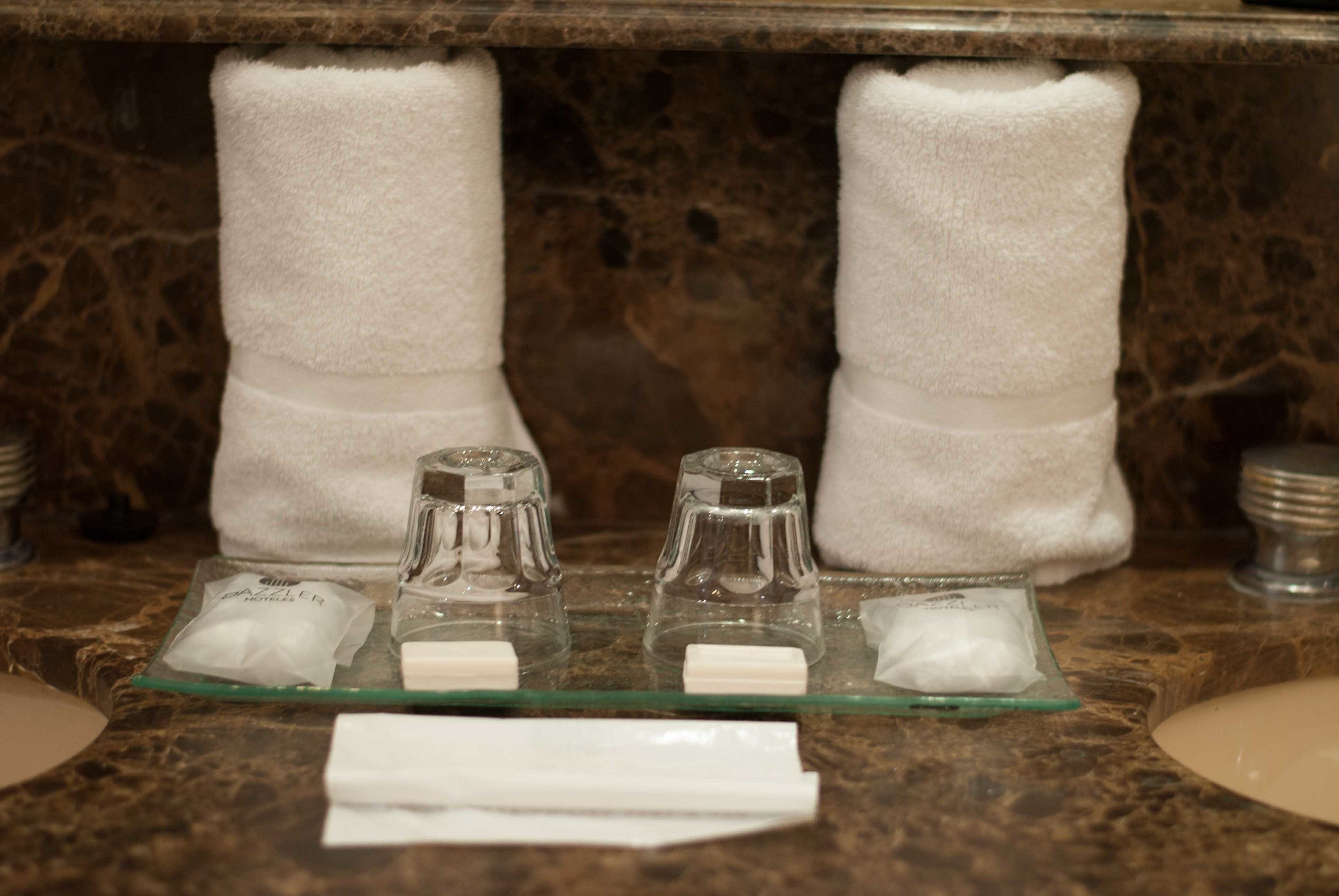 jetted bath, hair dryer, bidet, towels