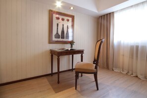 Minibar, safe på rommet, lydisolert og wi-fi (inkludert)