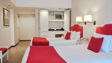 Superior-Zimmer, 2 Doppelbetten | Minibar, Zimmersafe, schallisolierte Zimmer, kostenloses WLAN