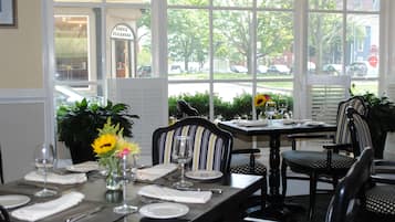 2 restaurantes, se sirven desayunos, comidas, cenas y cocina americana