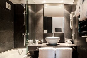 Shower, free toiletries, hair dryer, towels - Hotel Le Cloitre St Louis (Avignon)
