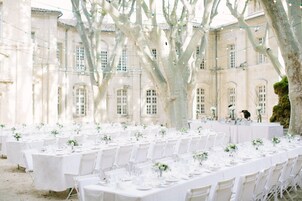 Se sirven desayunos, almuerzos y cenas; con vista al jardín