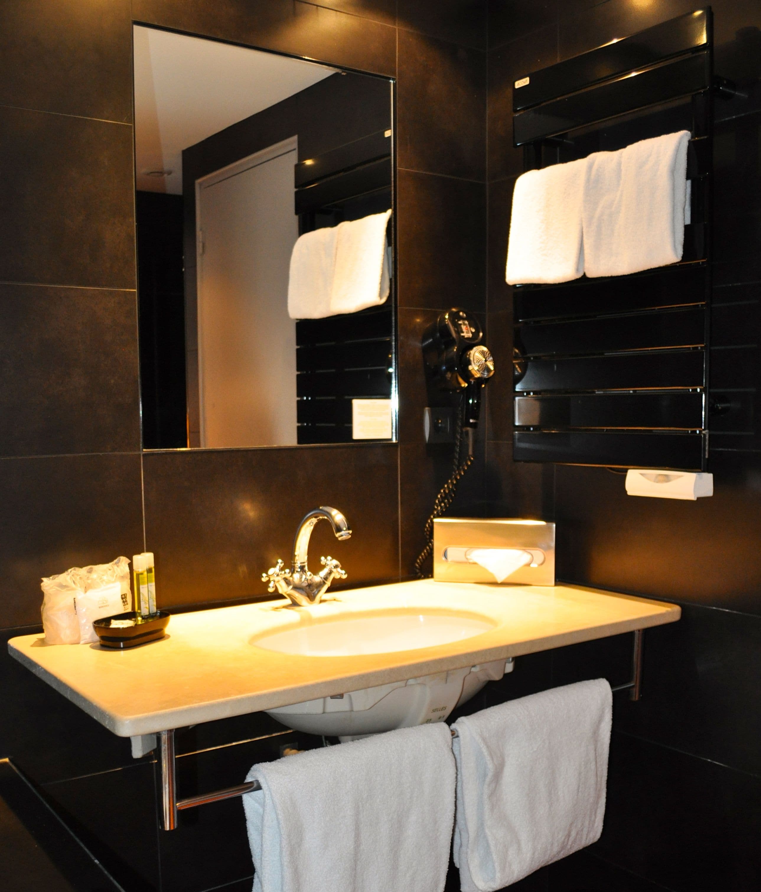 standard double or twin room | bathroom sink