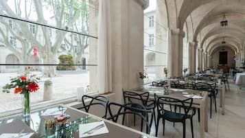 Petit déjeuner buffet (18 EUR par personne)