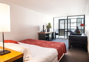 Chambre Supérieure Contemporaine | Safe på rommet, lydisolert, strykejern/-brett og wi-fi (inkludert)