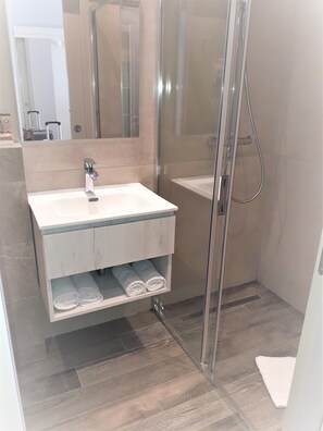 Shower, hair dryer, towels - Hotel Oasis (Nice)