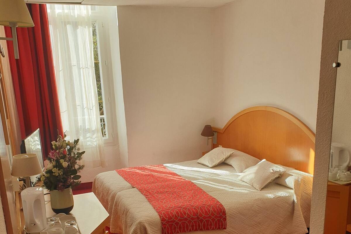 Habitación clásica con 1 cama doble o 2 individuales | Caja fuerte, sistema de insonorización, tabla de planchar con plancha