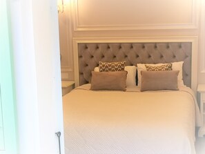 Deluxe Double Room | 1 bedroom, in-room safe, soundproofing, iron/ironing board