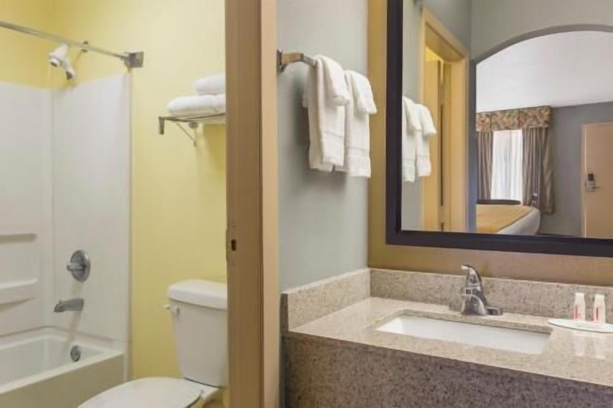 Bathroom | Combined shower/tub, hair dryer, towels, soap