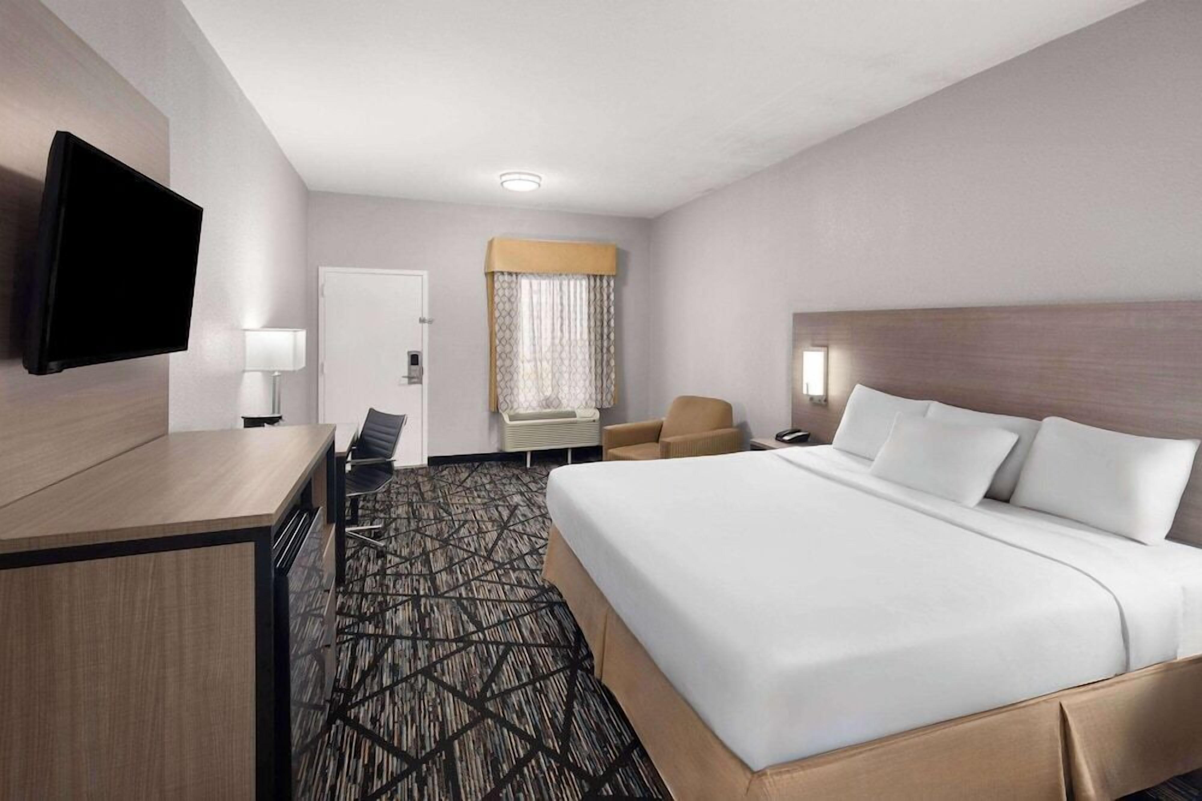 Desk, blackout drapes, iron/ironing board, free WiFi