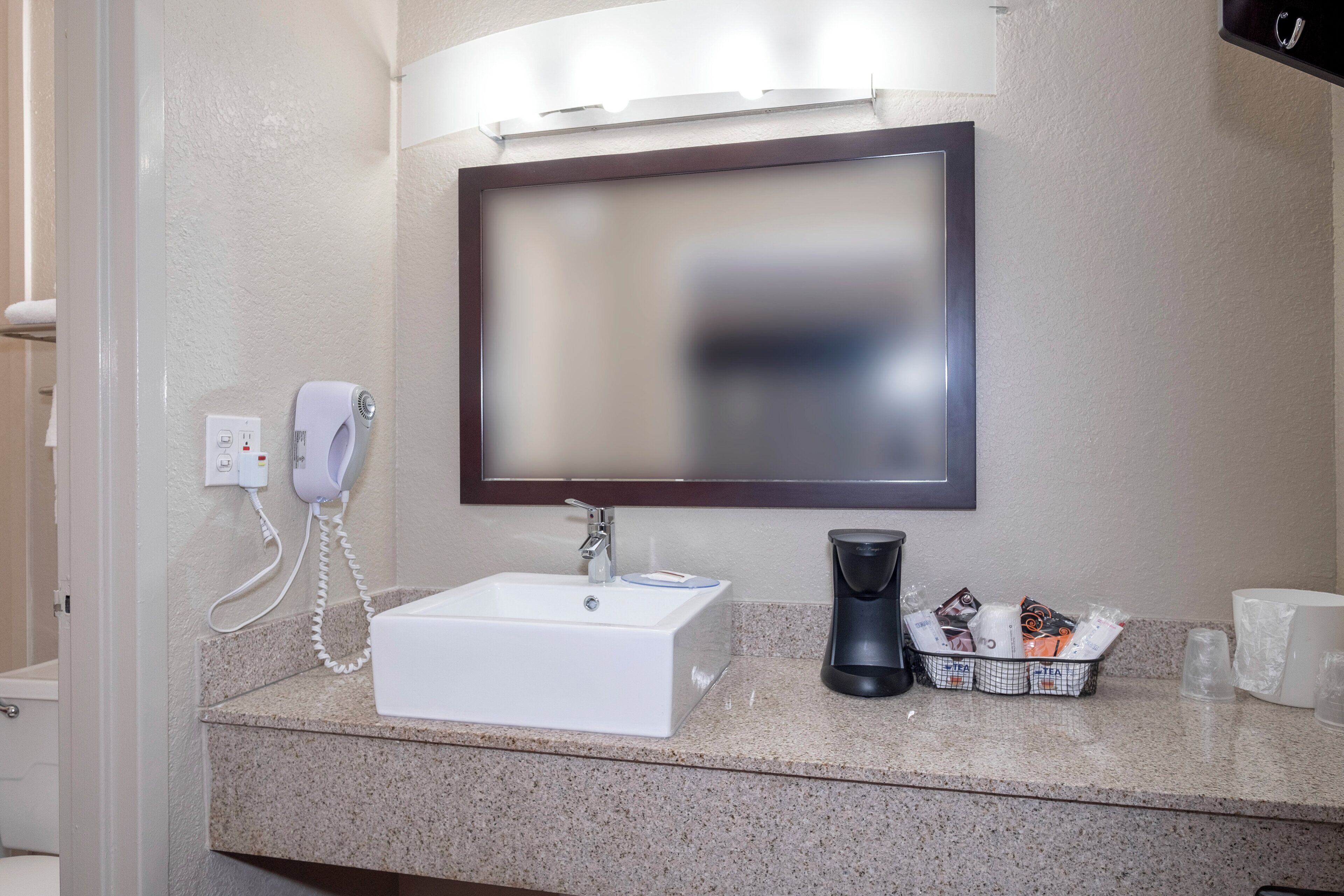 Combined shower/tub, free toiletries, hair dryer, towels