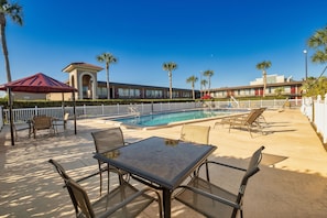 Piscine extérieure, parasols de plage, chaises longues