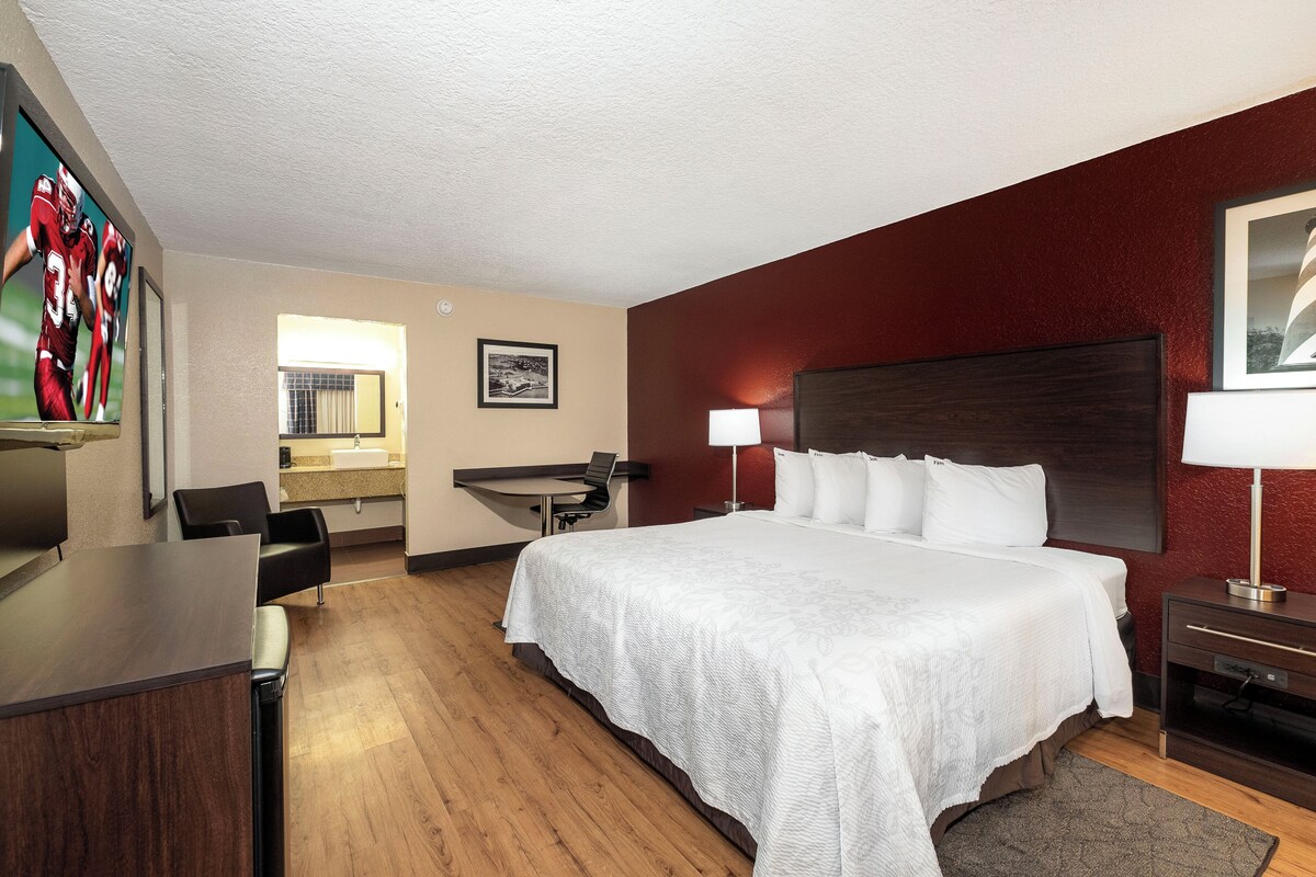 Superior Room, 1 King Bed (Smoke Free) | Desk, laptop workspace, blackout drapes, iron/ironing board